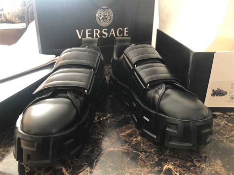 adidasi versace greca